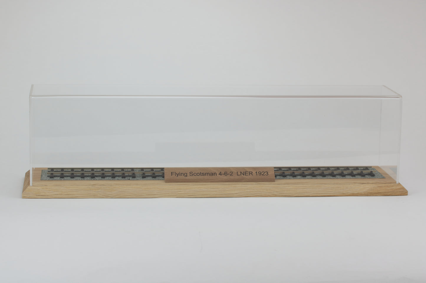 O Gauge Train Display Case 58.5cm / 54cm track