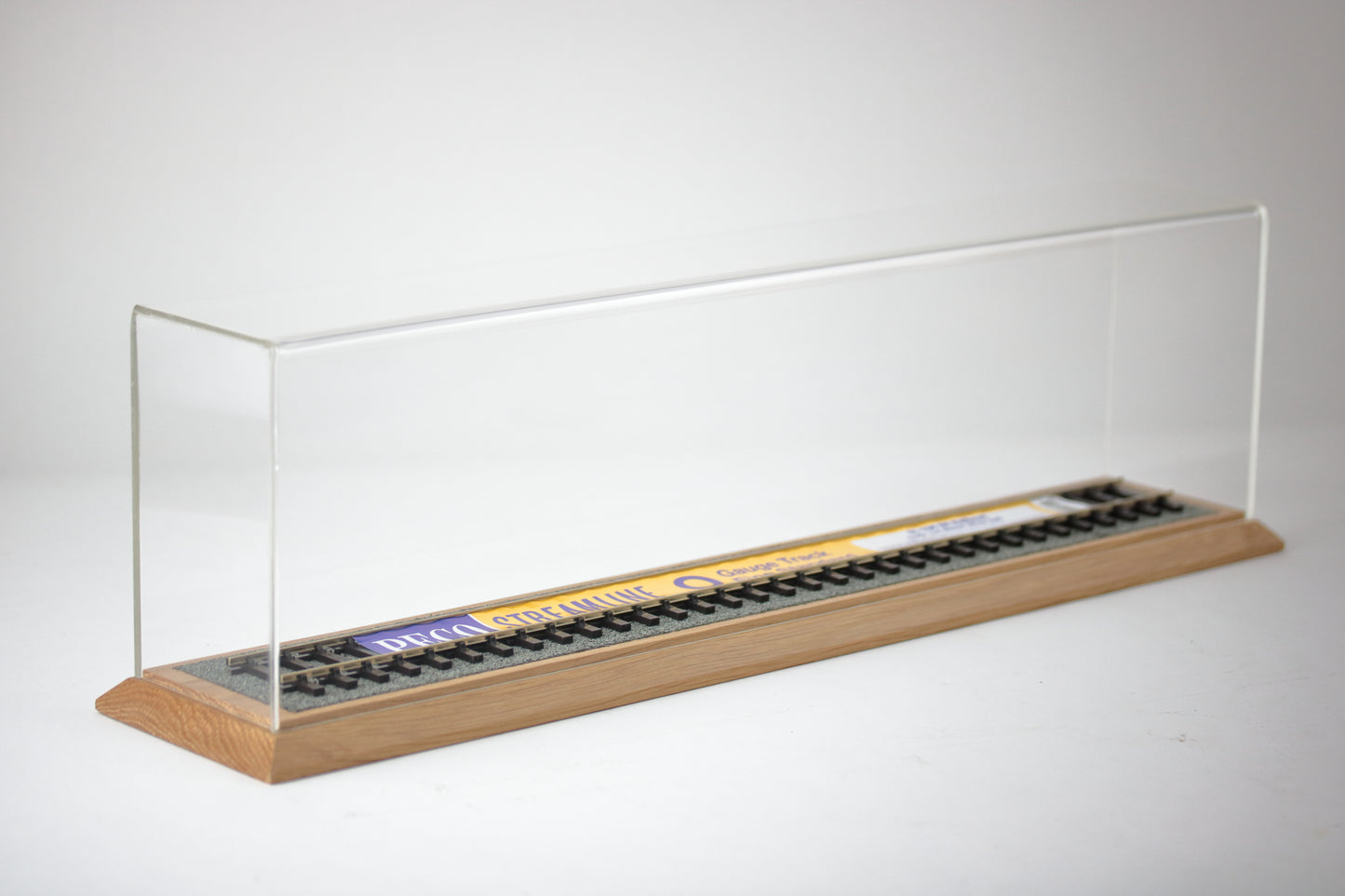 O Gauge Train Display Case 58.5cm / 54cm track