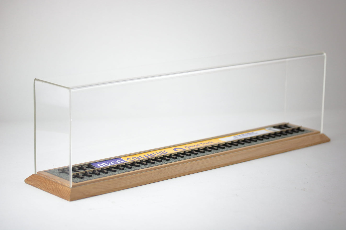 O Gauge Train Display Case 60.5cm / 56cm track