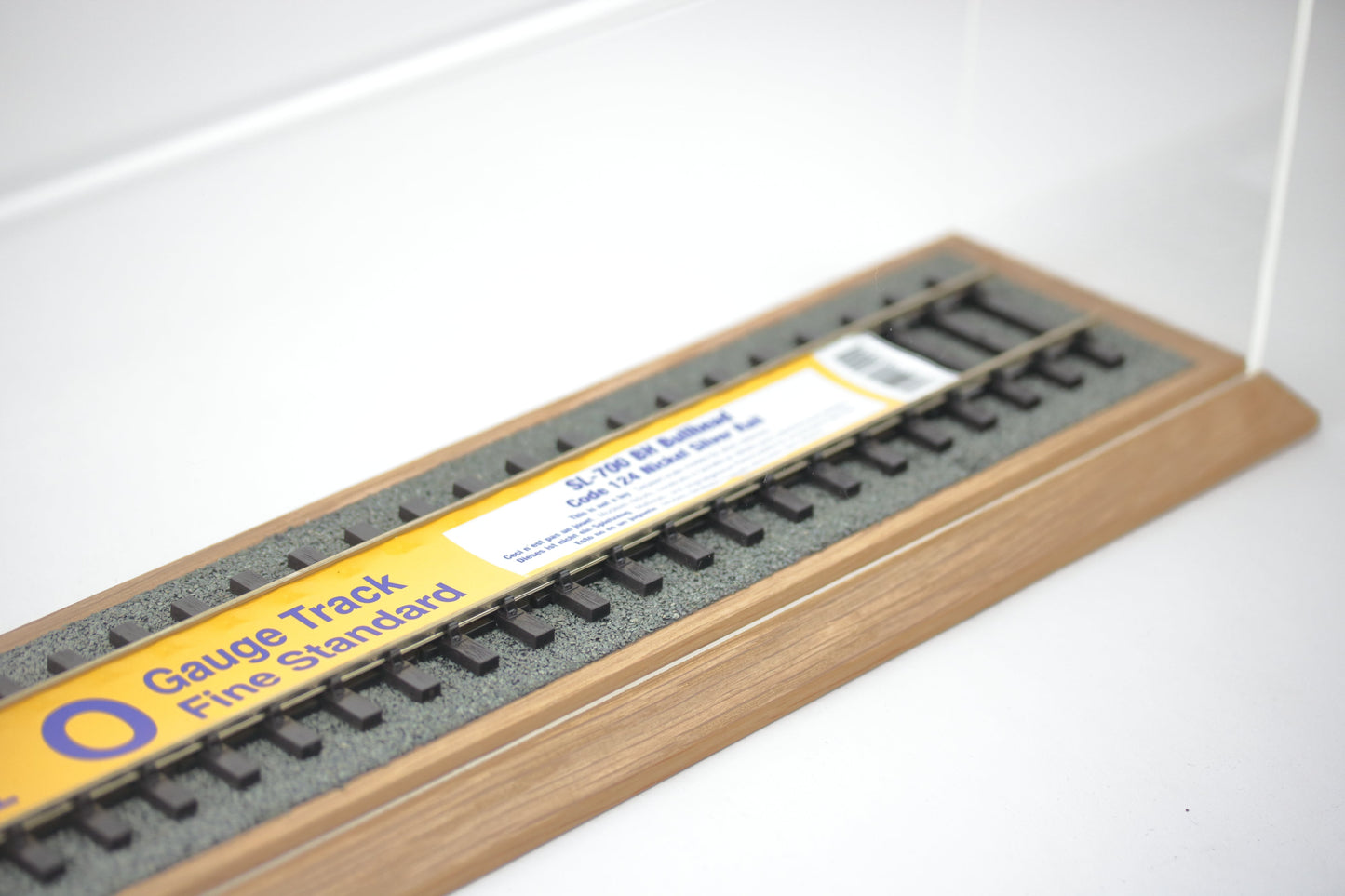 O Gauge Train Display Case 60.5cm / 56cm track