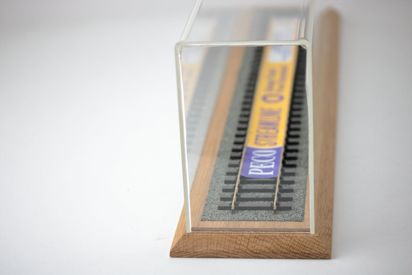 O Gauge Train Display Case 58.5cm / 54cm track