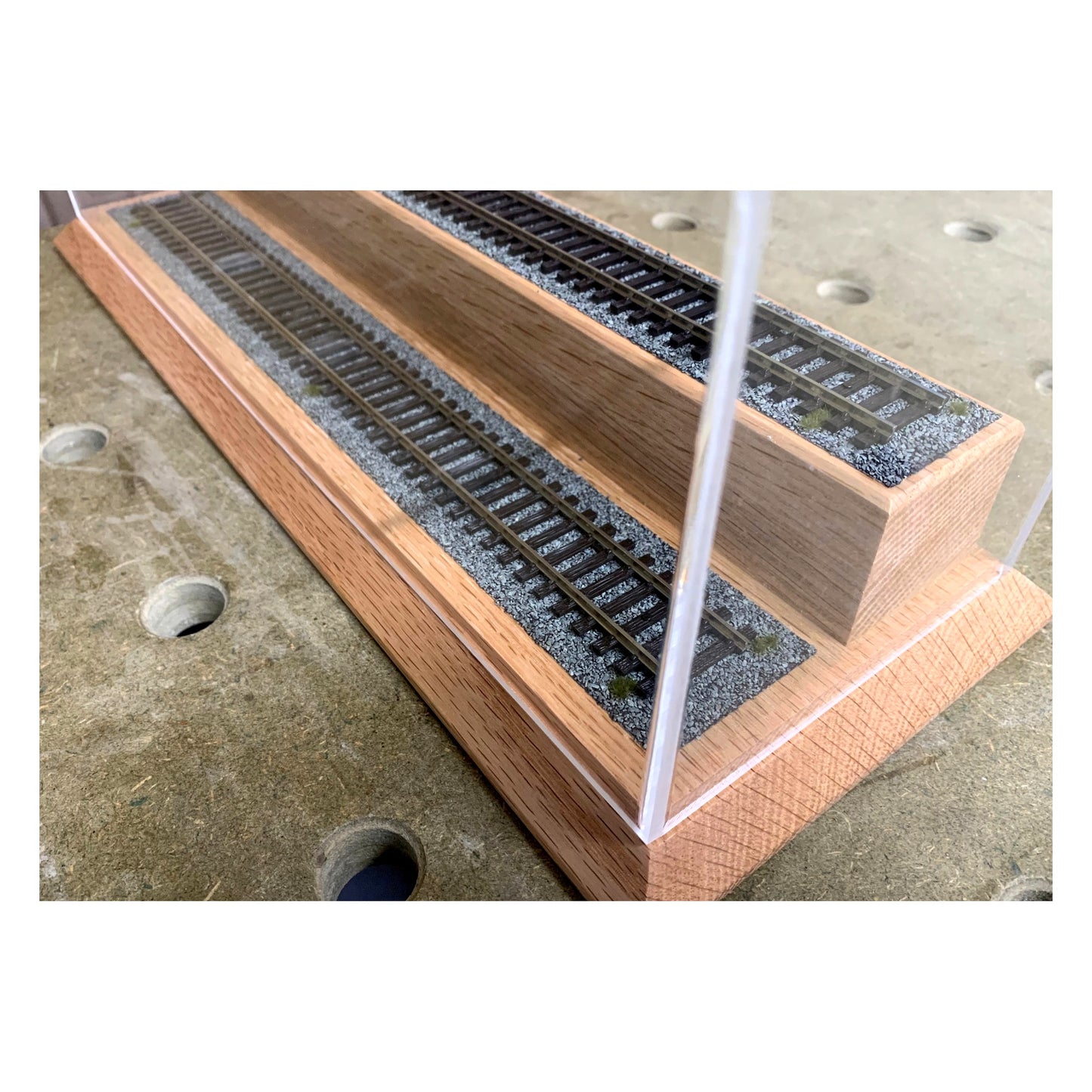 OO Gauge Model Railway Display Case with Raised Plinth – Solid Oak – 33.5cm Track