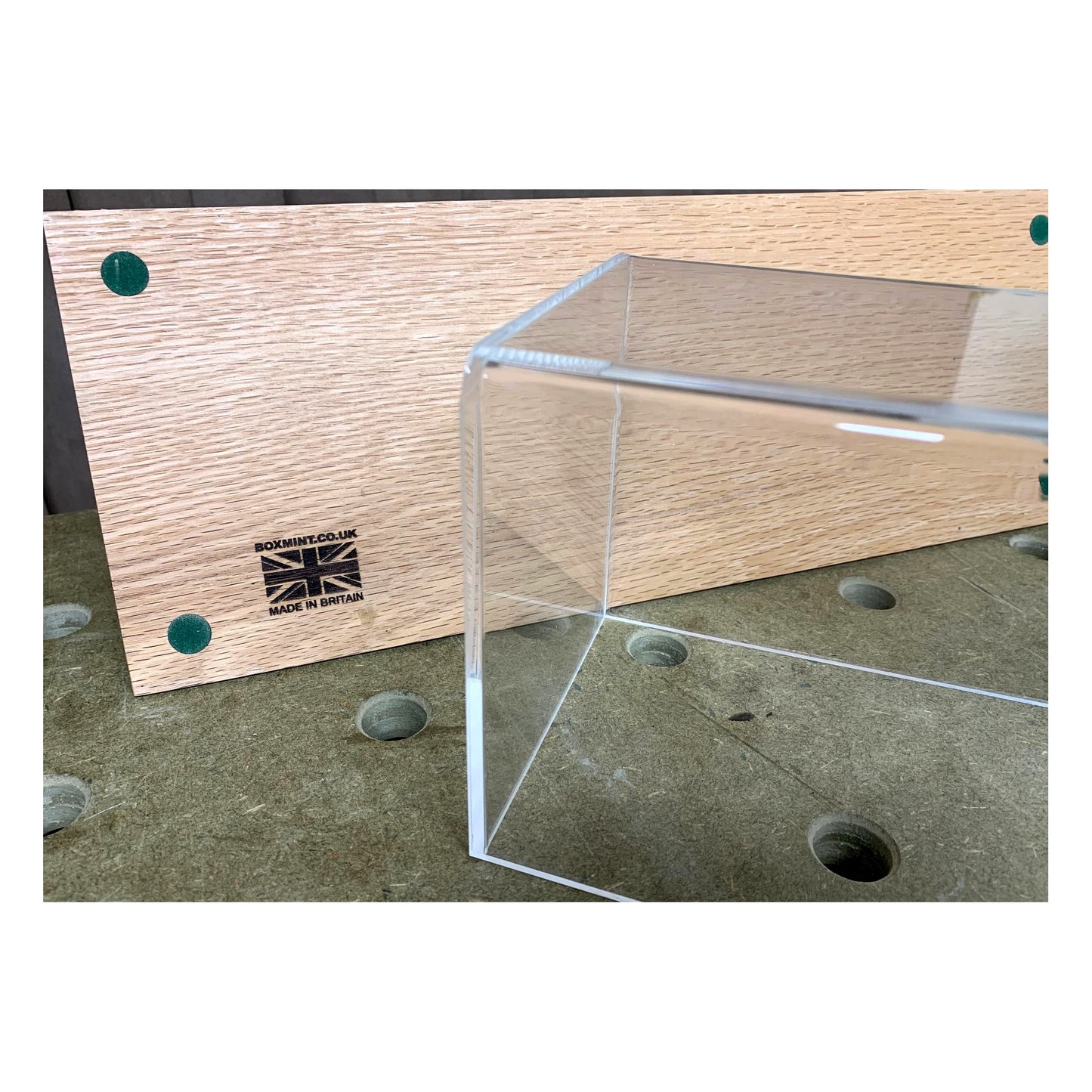 OO Gauge Model Railway Display Case with Raised Plinth – Solid Oak – 33.5cm Track