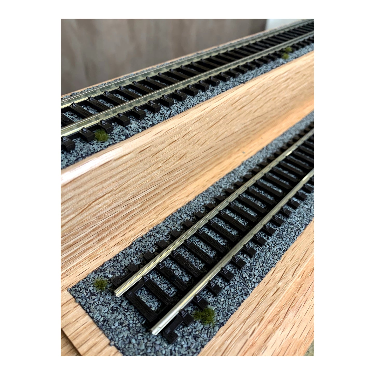 OO Gauge Model Railway Display Case with Raised Plinth – Solid Oak – 33.5cm Track
